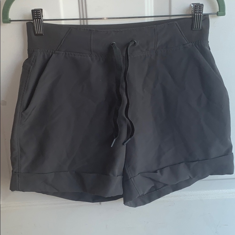 90 degree woven roll up shorts